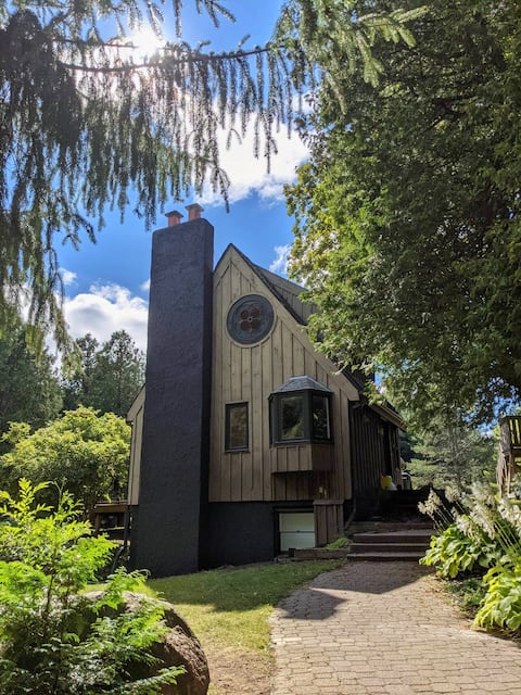 Modern LOG CABIN on 40 acres & only 1 hr from TO