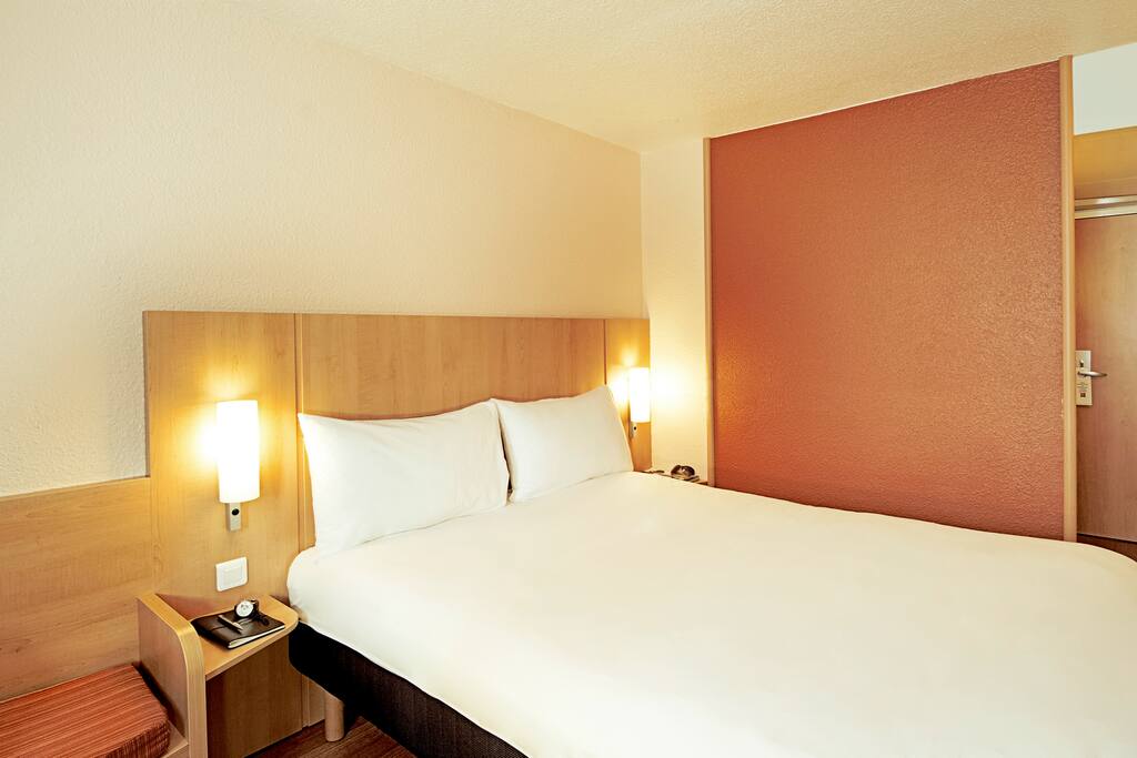 Equipée de la nouvelle literie "Sweet Bed by ibis", la nouvelle chambre ibis vous offre un confort absolu : Lit de grande taille, bureau, internet offert, parquet, écran plat LCD avec les plus grandes chaines et une salle de bain