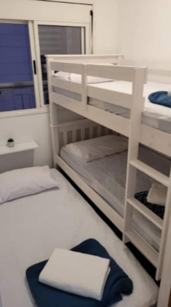 غرفة نوم ثانية بثلاثة أسرّة.