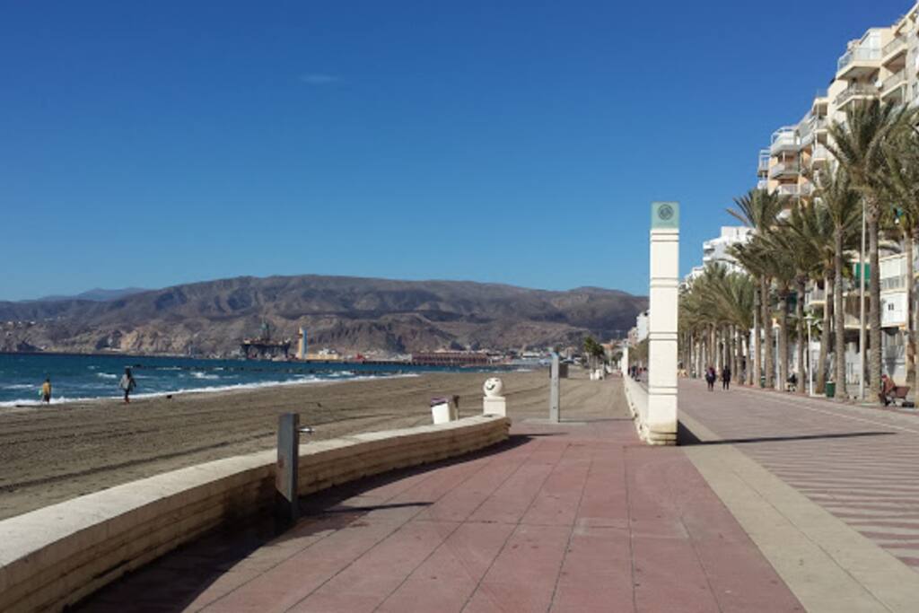 PASEO MARITIMO A 200M.
