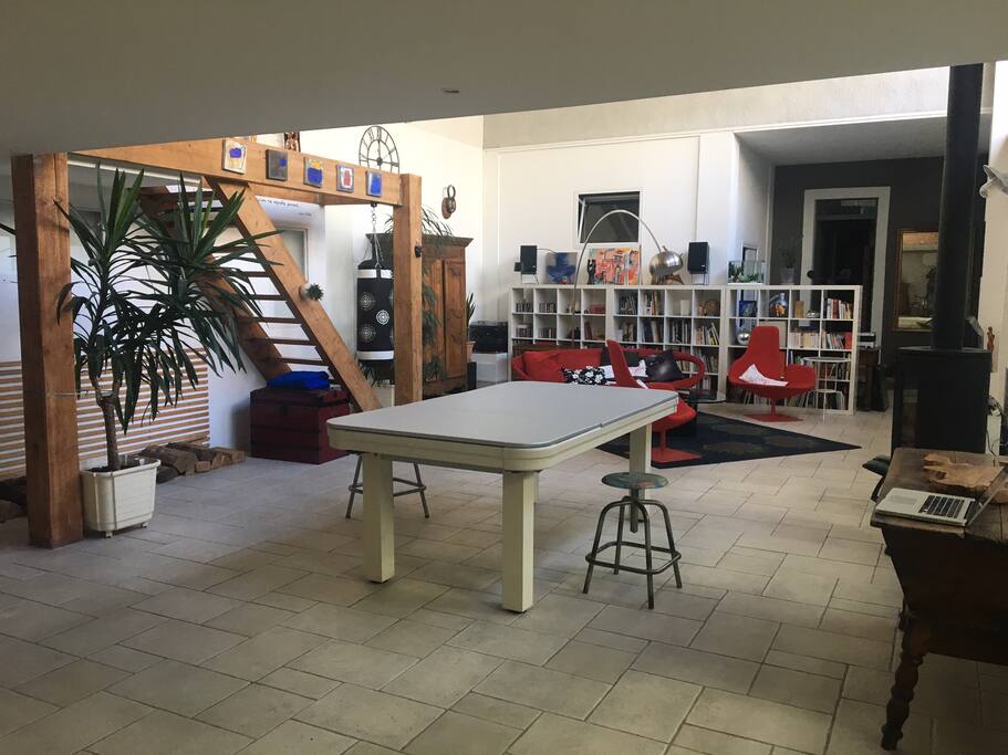 Pièce de vie avec billard