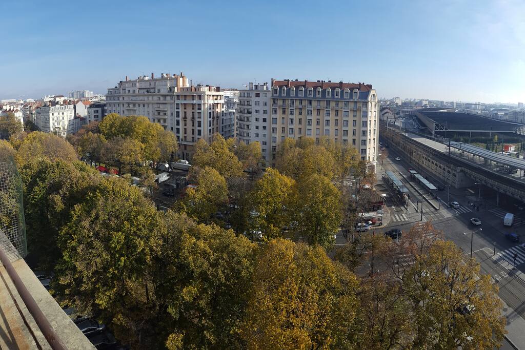Balcon situé au dernier étage . Le marché sur la place se fait Mercredi et Samedi matin.