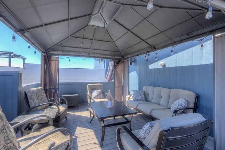 Spacious Townhouse with Rooftop Deck! gallery image 2