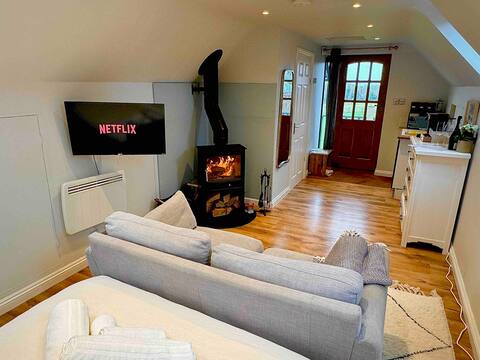 Top performing Airbnb: Kickback & relax in this stylish countryside Annex in East Hampshire