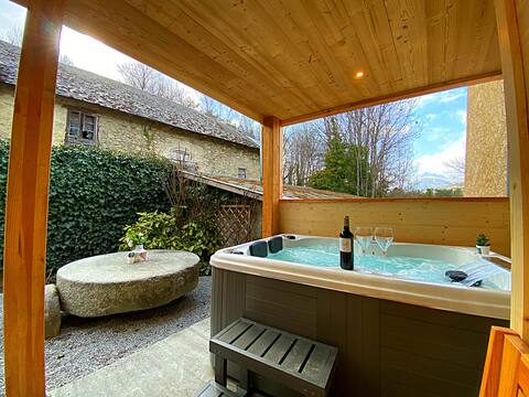 Gite with private jacuzzi Chabrières