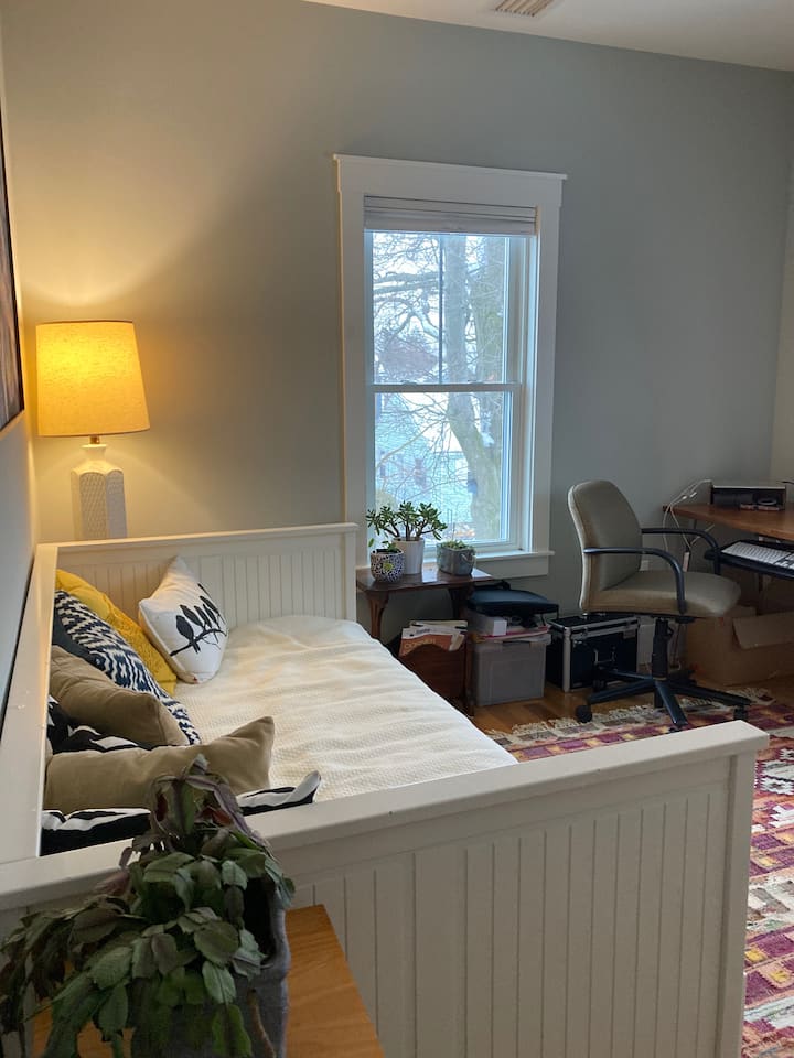 غرفة النوم 2 مع سرير نهاري ومكتب