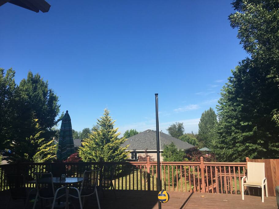 Spacious deck and side yard - perfect for eclipse viewing!
