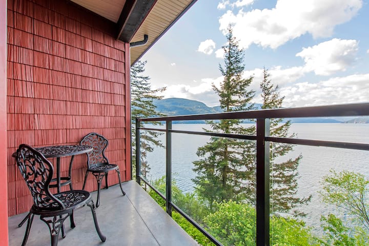 "The Lodge on Harrison Lake" Guest Suite #2