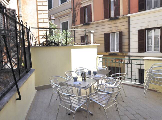 Flatinrome Trastevere C with private terrace gallery image 2