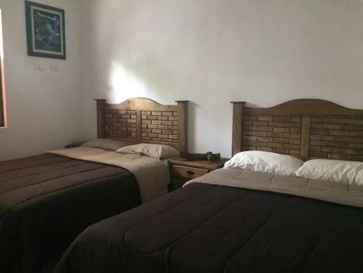 ห้องนอนในอพาร์ทเมนท์ 1 พร้อมเตียงใหญ่ 2 หลัง