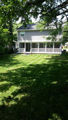 Single Family Home 2 Miles to Downtown -12 Beds