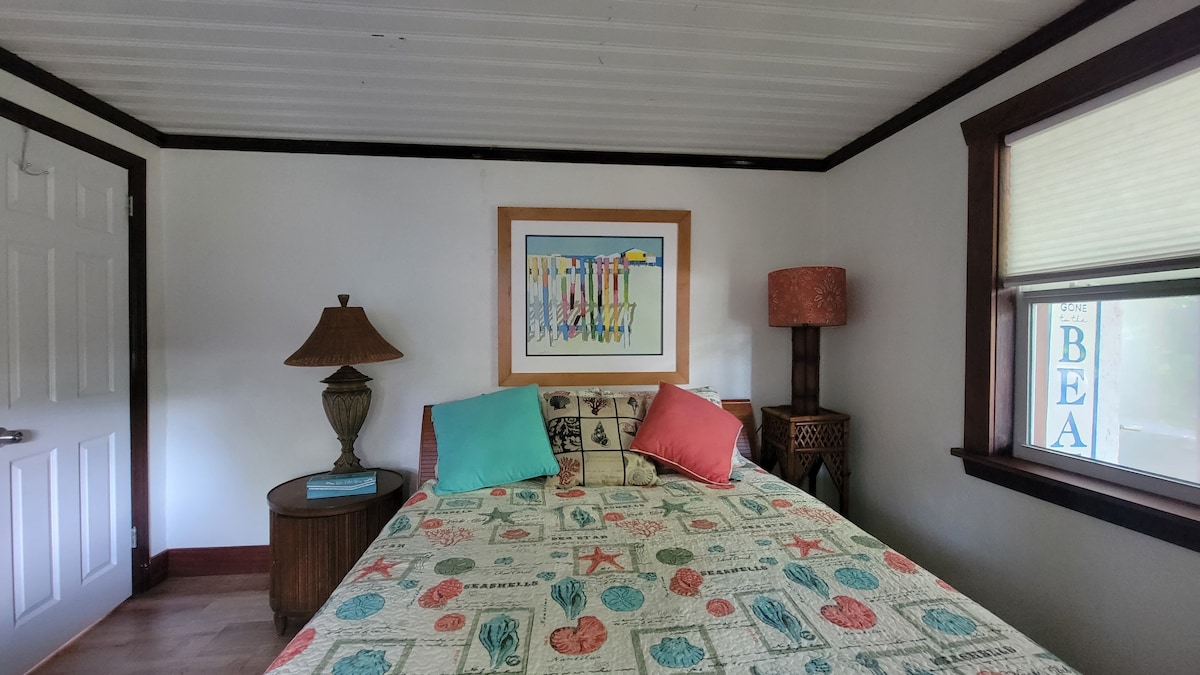 חדר שינה שני עם מזרן קווין ספוג זיכרון, טלוויזיה חכמה