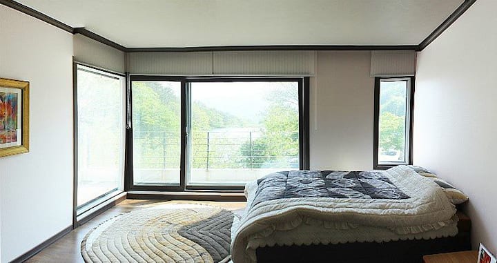   Treća soba na drugom katu. 
 Pogled izvana je odličan.
Unutra se nalazi i WC školjka.