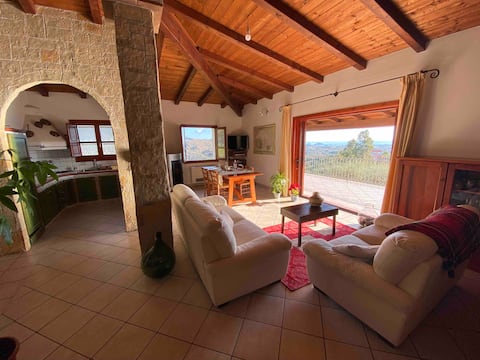 House with beautiful sea view and garden