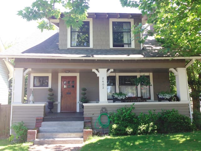 Queen Anne entire home Urban oasis-walkable, safe