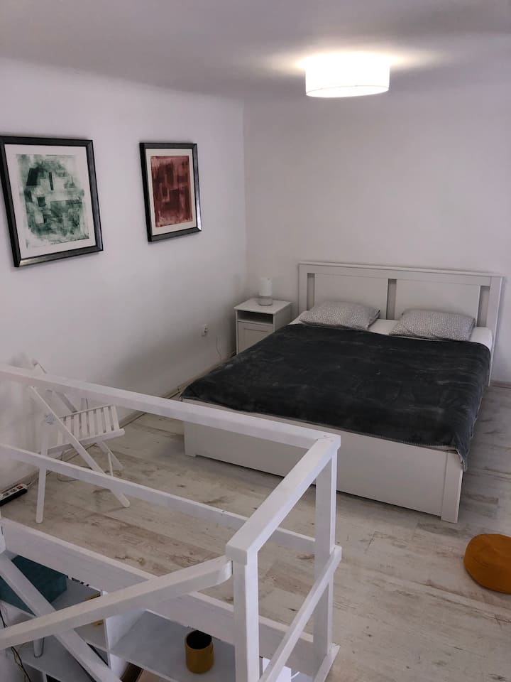 ห้องนอนเปิดโล่งบน galerry