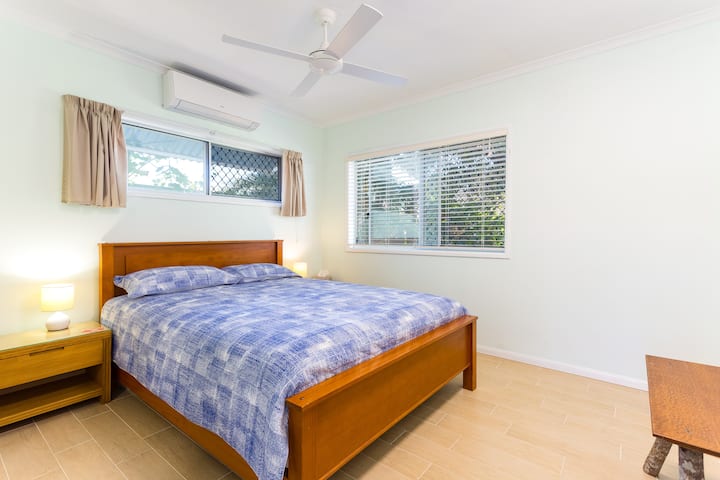 Chumba cha kulala cha kifahari cha Malkia, kinachoelekea ua mkubwa wa nyuma, kilichopambwa na miti mikubwa 2.