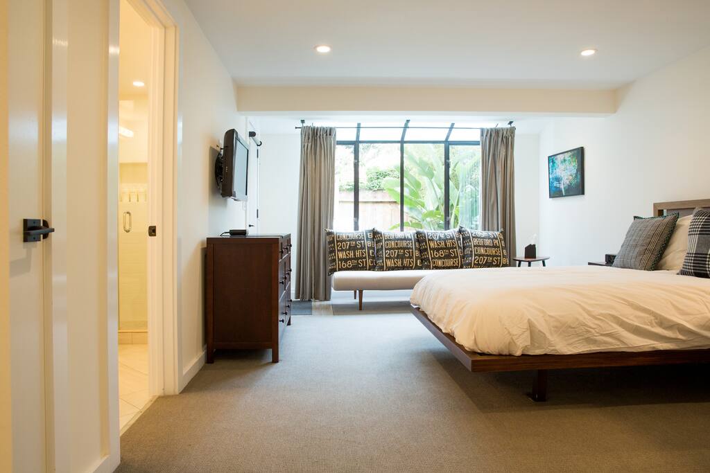 "The apartment is bright, airy and is incredibly close to restaurants, bars, shops, public transport and Dolores Park" - Lisa Martin, Sydney, Australia