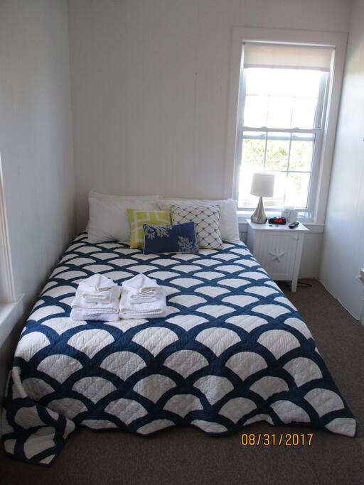 Petite Queen Room