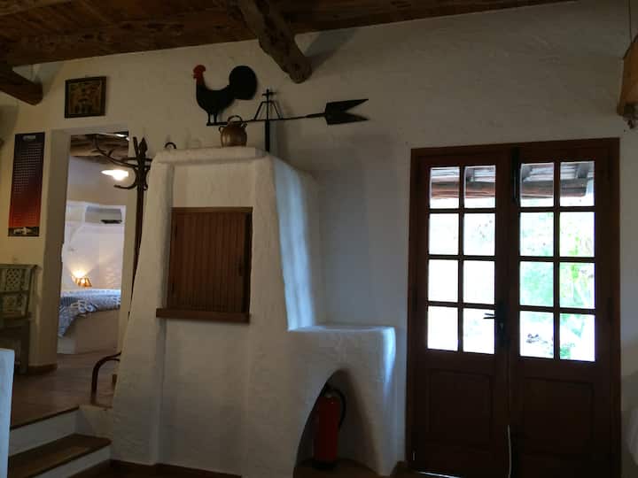 الباب الرئيسي وسيترن المياه العذبة ومدخل الغرفة الرئيسية   