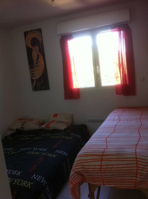 Chambre chaleureuse, avec table de massage