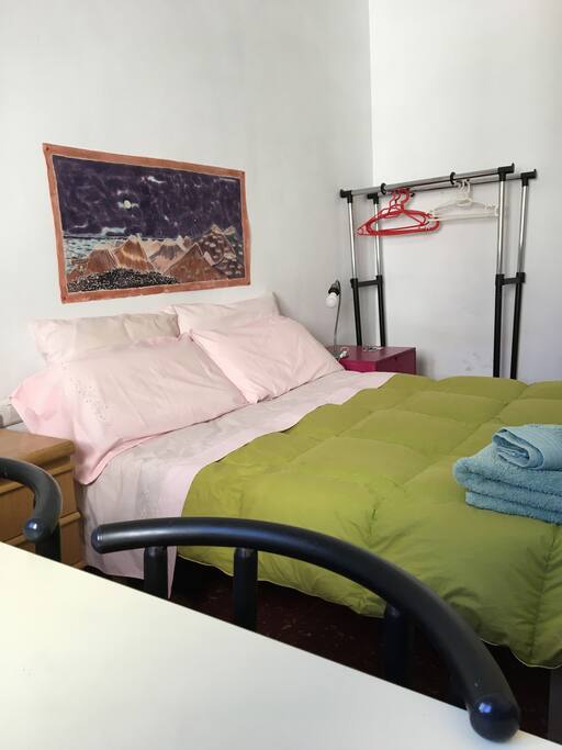 Habitación vista desde la ventana.