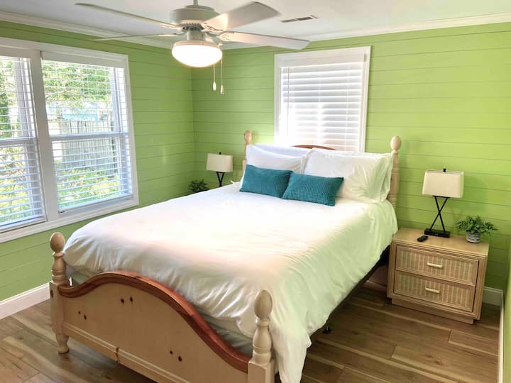 غرفة النوم رقم1: سرير كوين وبياضات بيضاء ناعمة ومروحة سقف ومصابيح بجانب السرير مع منافذ USB مدمجة وخزانة ملابس ومساحة للخزانة وتلفزيون روكو عالي الدقة 42 بوصة.  