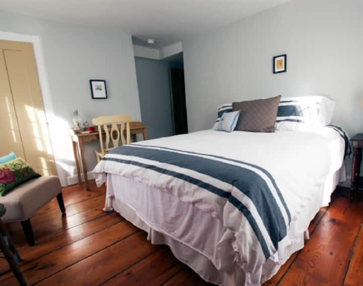 Bird Hill Farm The Brimfield Room Bed and breakfasts for Rent in