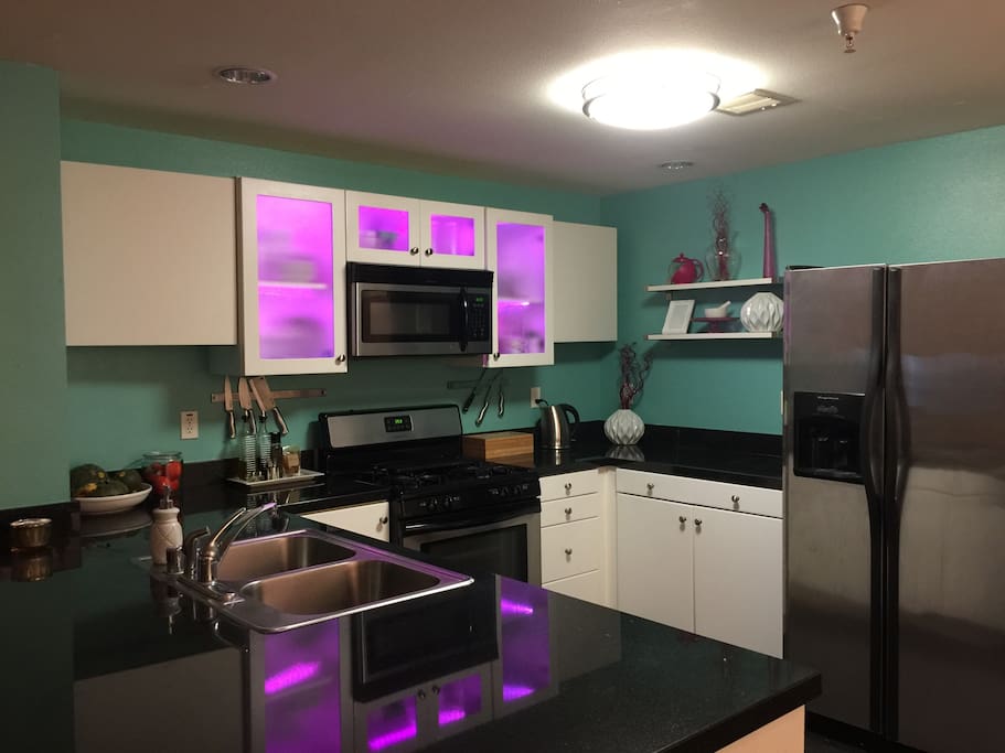 Open kitchen that has all the basics to enjoy a cooked meal at home.