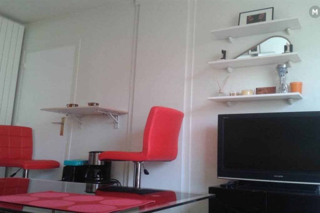 salle principale, TV et wifi fibre, espace petit déjeuner