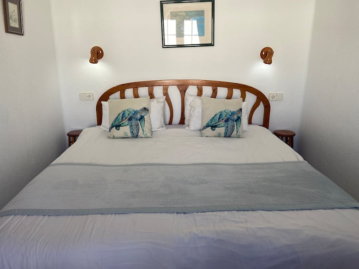 Kitanda aina ya King katika chumba cha kulala
