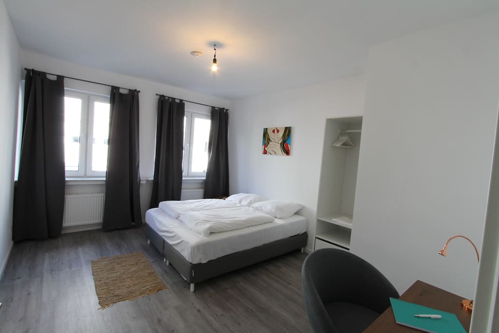 Schlafzimmer 1