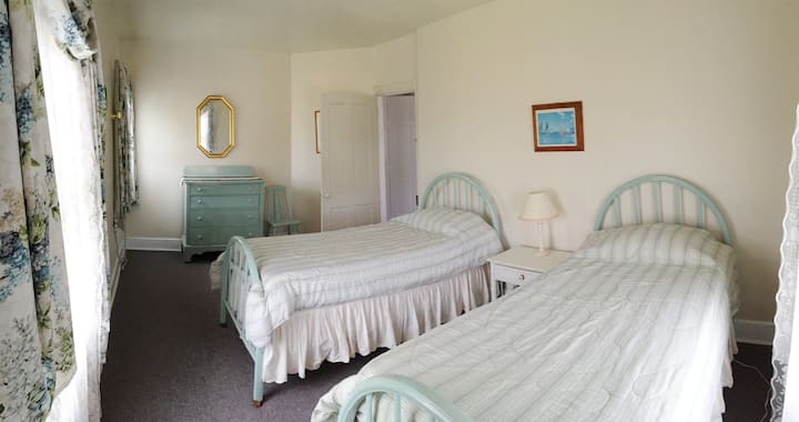 Schlafzimmer im 3. Stock mit 2 Einzelbetten.