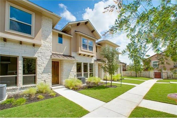 1 Private Guestroom in a new Townhome at lakeline