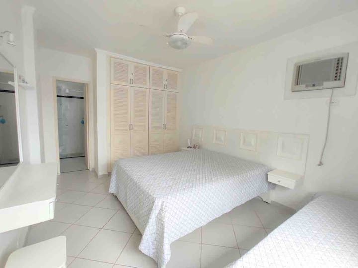 Suite doble con aire acondicionado, ventilador de techo y TV grande. 1 cama tamaño queen + 1 cama individual + 1 cama individual auxiliar.