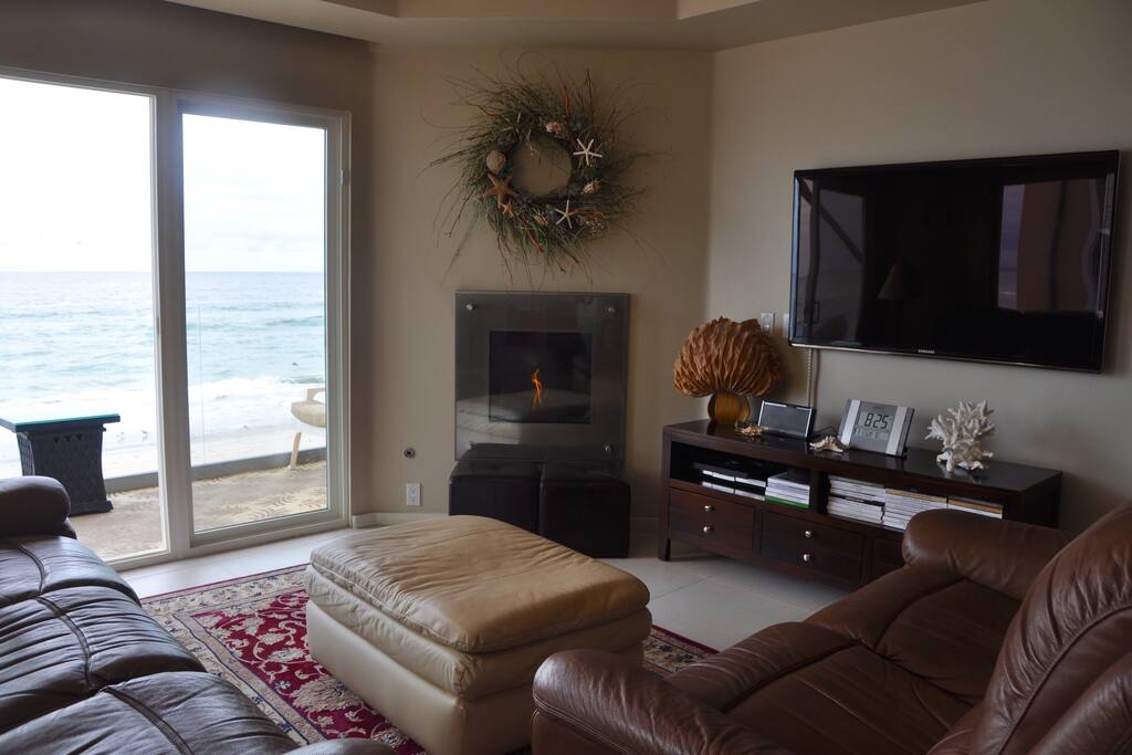 Beautiful living room with panoramic views. Comfortable reclining-leather couches and ottoman. Gas fireplace with on/off switch. Big-screen TV with DVD-player and stock of DVDs.