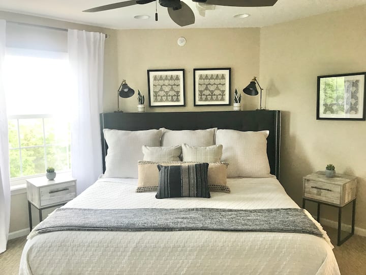 นี่เป็นเตียงขนาดคิงไซส์ในห้องนอนใหญ่สองห้องที่มีขนาดใหญ่กว่า   ห้องพักยังมีเตียงนอนเล่นที่มีที่ดึงออกมาซึ่งจะนอนได้อีก 2 คน   