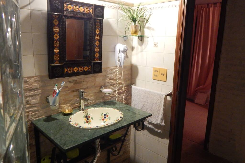 Baño estilo mexicano finamente decorado