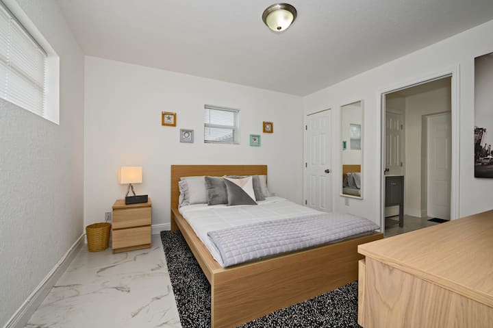 Ფართო ორადგილიანი საწოლი, ტელევიზორი და კარადა.