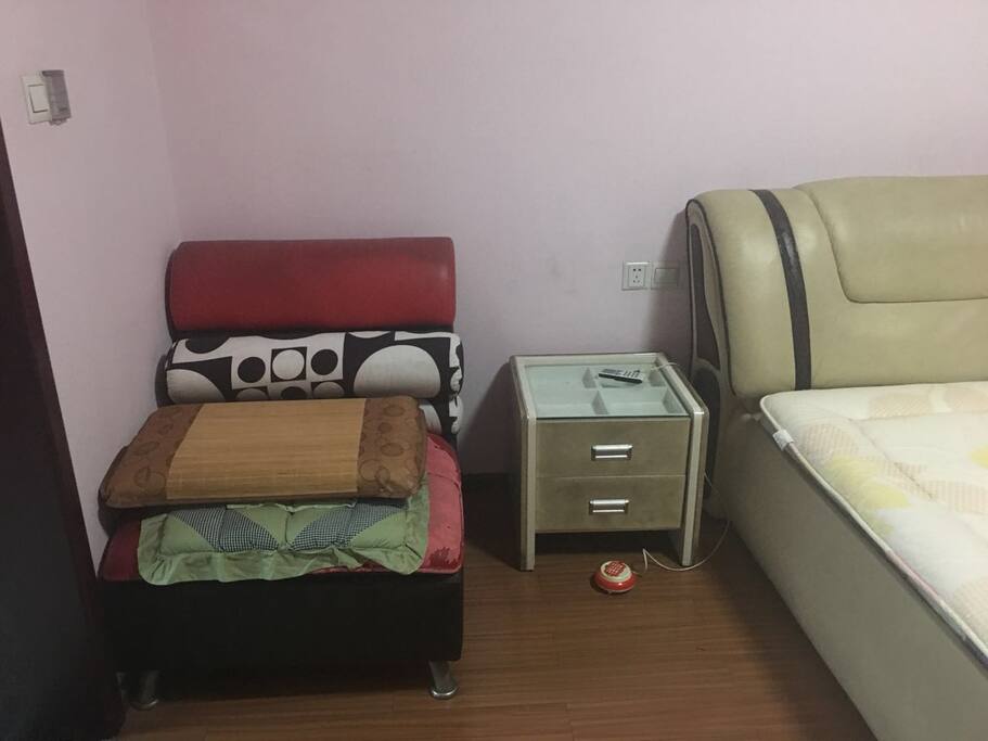 主卧有小沙发,有专门卫生间