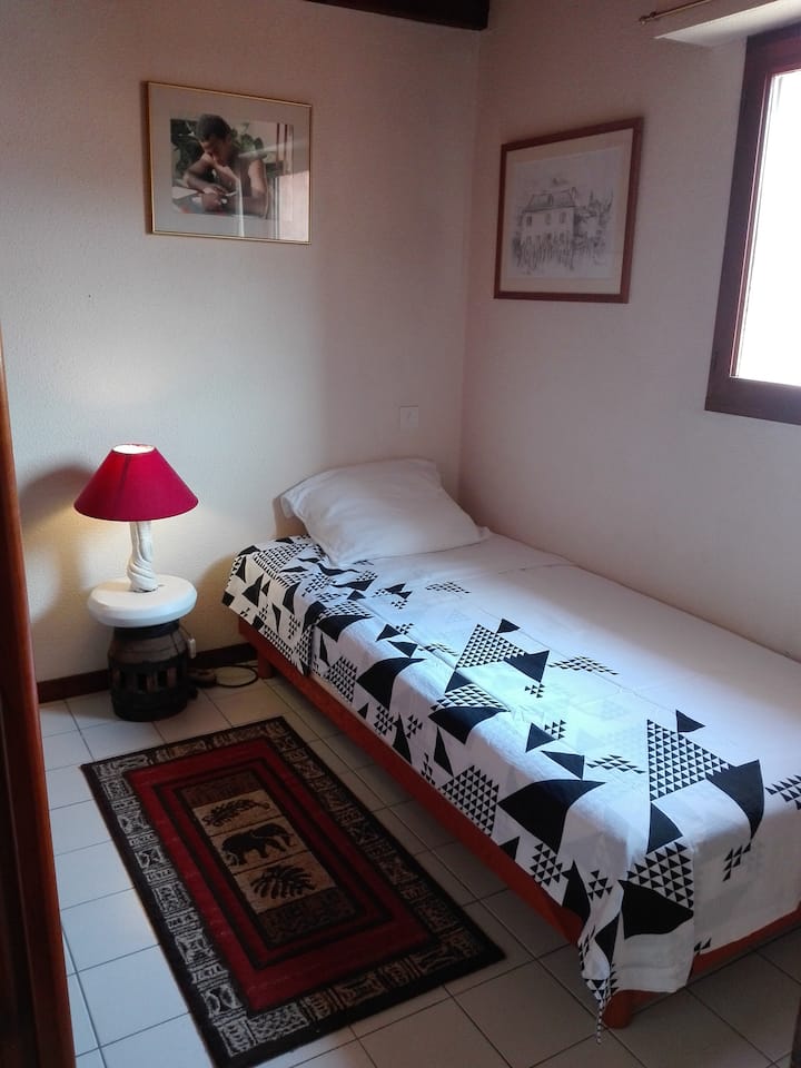 ห้องนอนเล็กพร้อมเตียงเดี่ยวขนาด 90 ซม.
