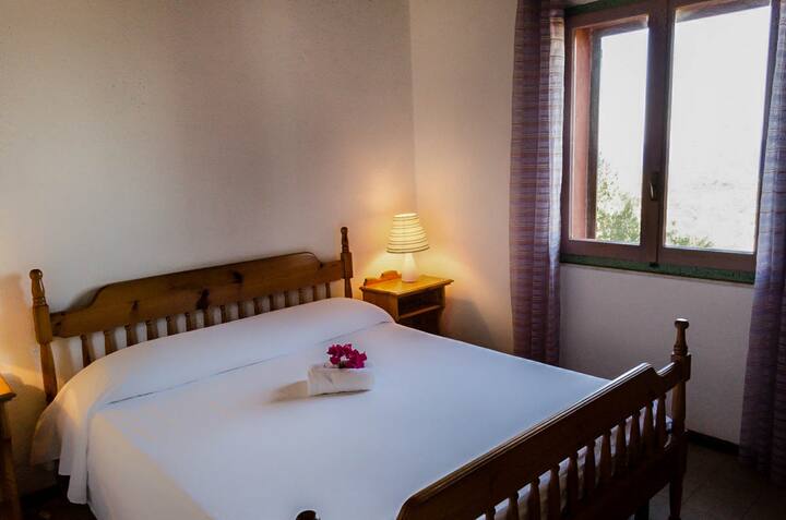 חדר שינה זוגי ראשון עם נוף לים.