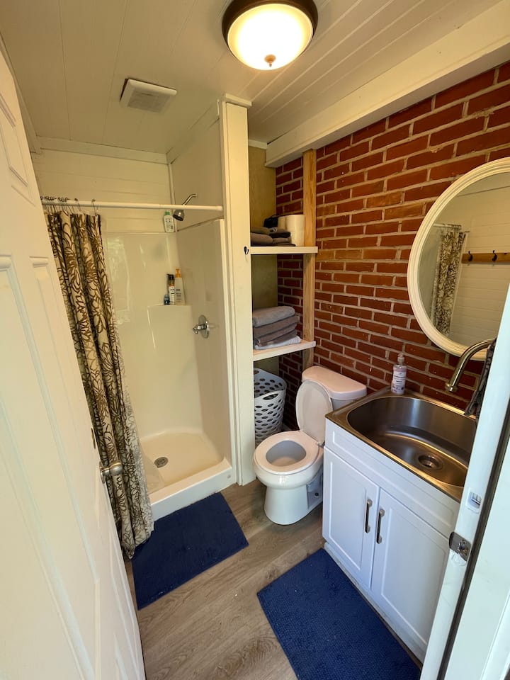 Full bathroom image 1