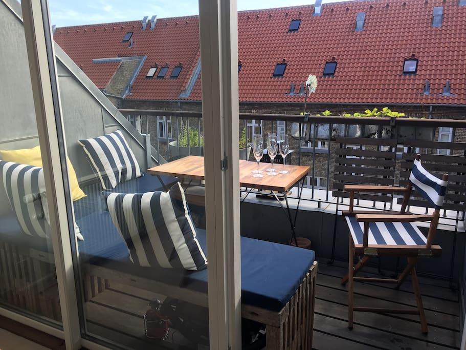 Balcony with room for 5 people for BBQ night