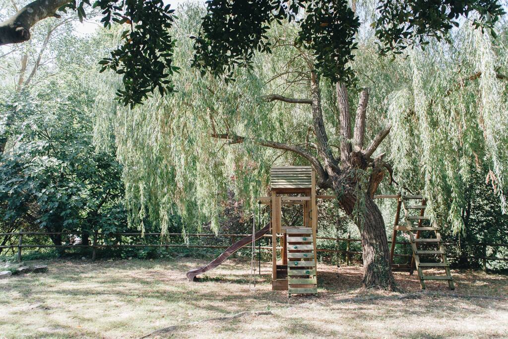 Parque infantil en el jardín