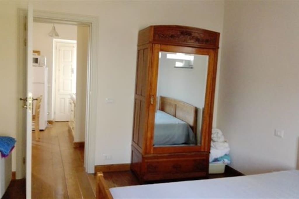 camera da letto matrimoniale con arredi d'epoca restaurati