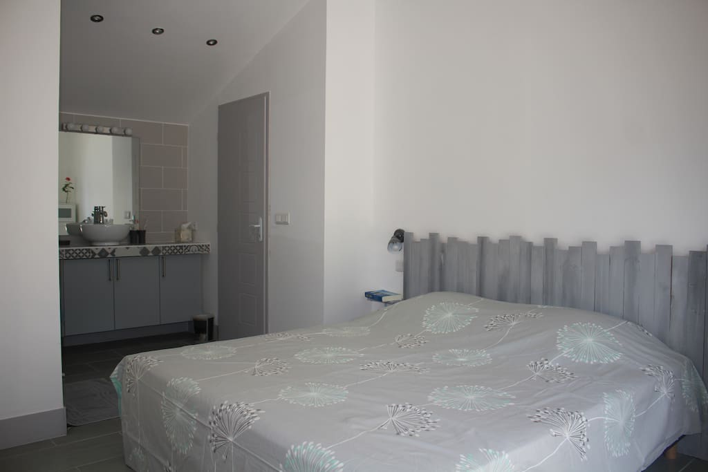 Chambre avec lit king size (180 cm), literie neuve, toilettes séparées