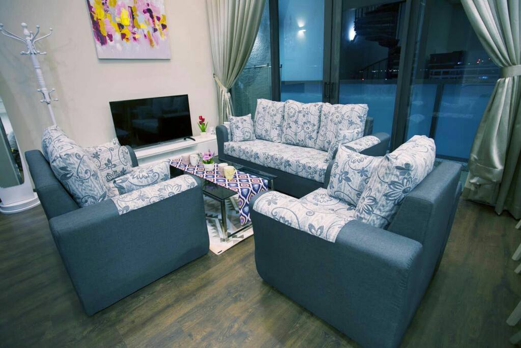high ceiling living area (balcony)超高天花客厅(有阳台)