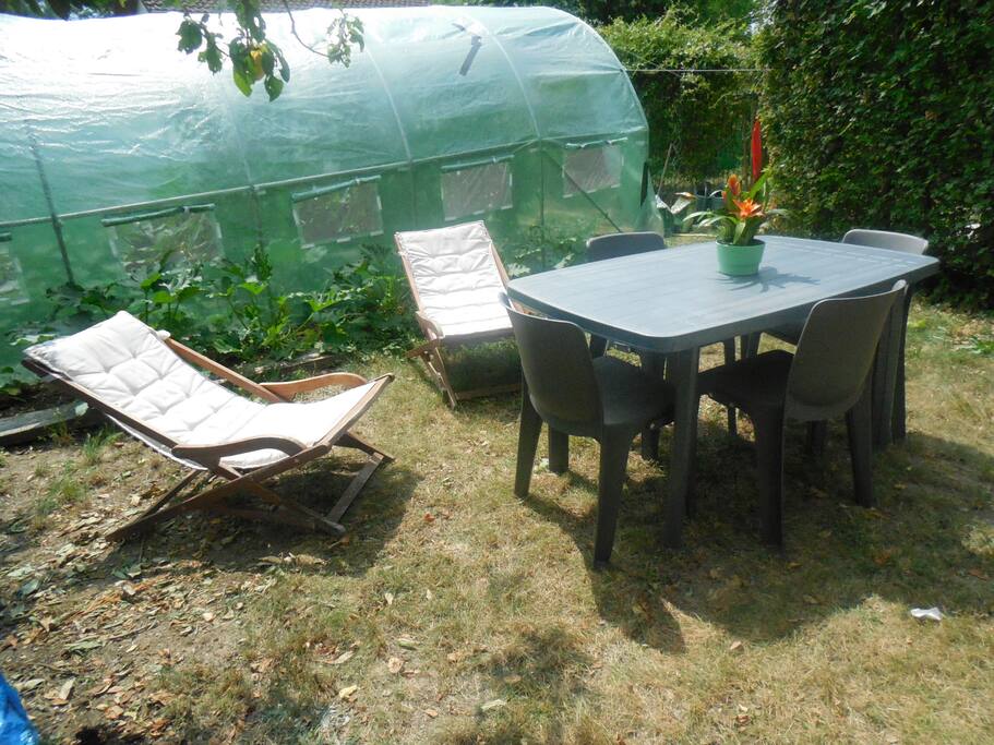 salon de jardin et fauteuils à votre disposition