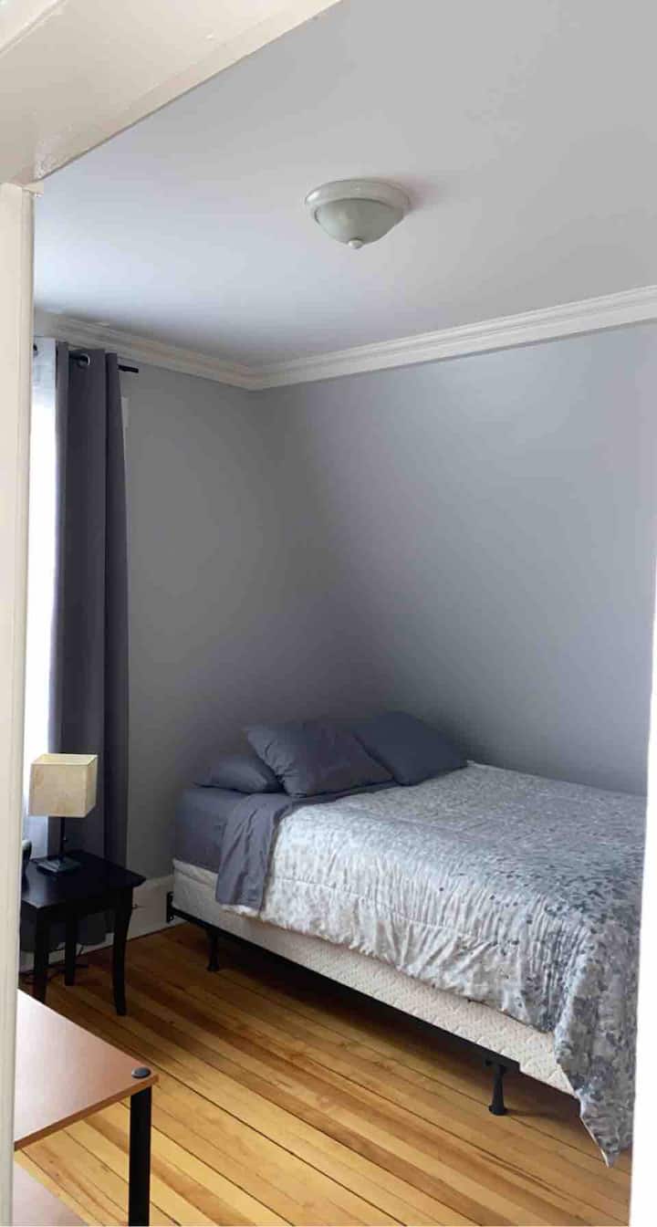 ห้องนอนพร้อมเตียงควีนไซส์!!